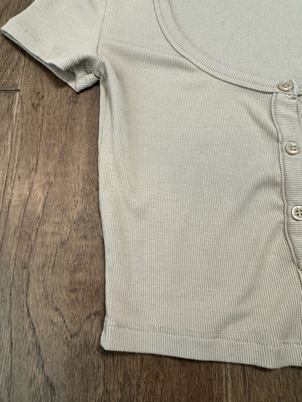 Aritzia Sunday Best Taupe Ribbed Scoop Neck Buttoned-up Crop Top - Picture 5 of 12